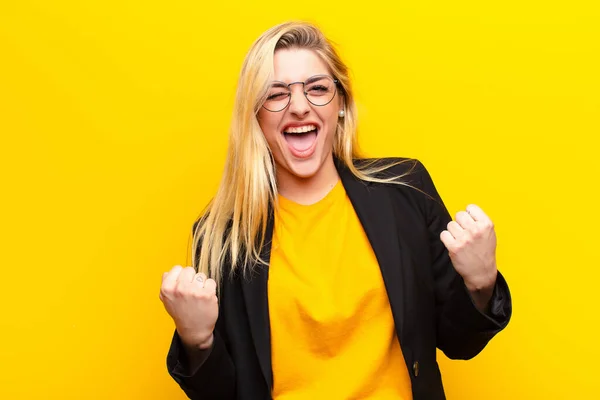 Genç Güzel Sarışın Kadın Zafer Çığlıkları Atıyor Gülüyor Mutlu Heyecanlı — Stok fotoğraf