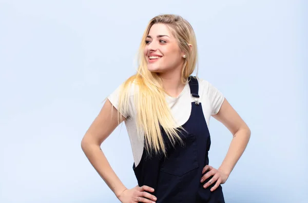 Jovem Bonita Mulher Loira Olhando Feliz Alegre Confiante Sorrindo Orgulhosamente — Fotografia de Stock