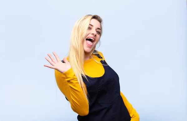 Junge Hübsche Blonde Frau Lächelt Glücklich Und Fröhlich Winkt Mit — Stockfoto