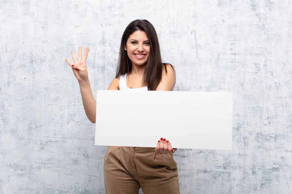 Junge Hübsche Frau Hält Ein Banner Gegen Grunge Wand — Stockfoto