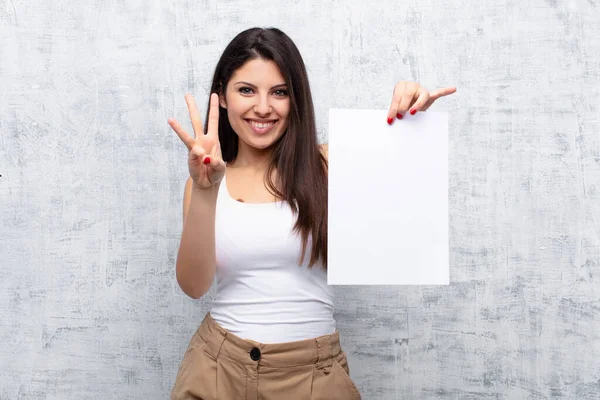 Jeune Jolie Femme Tenant Une Feuille Papier Contre Mur Ciment — Photo