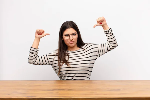 Junge Hübsche Frau Die Stolz Arrogant Und Selbstbewusst Ist Zufrieden — Stockfoto