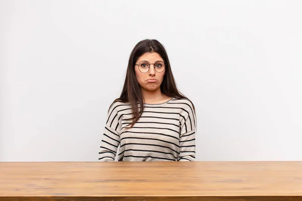 Ung Vacker Kvinna Känner Sig Ledsen Och Stressad Upprörd Grund — Stockfoto