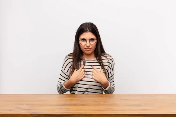 Jonge Mooie Vrouw Wijzend Naar Zichzelf Met Een Verward Quizzical — Stockfoto