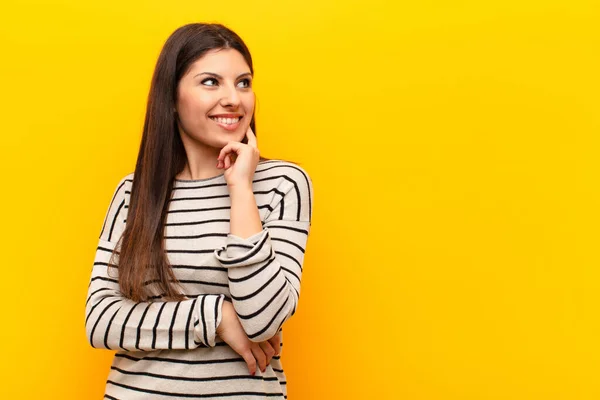 Jovem Mulher Bonita Sorrindo Feliz Sonhando Acordado Duvidar Olhando Para — Fotografia de Stock