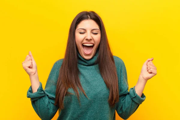 Jeune Jolie Femme Regardant Extrêmement Heureux Surpris Célébrant Succès Criant — Photo