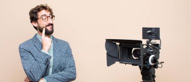 Televizyon sunucusu mutlu bir şekilde gülümsüyor ve hayal kuruyor ya da şüphe ediyor.