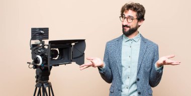 Televizyon sunucusu şaşkın ve şaşkın hissediyor, şüpheci, farklı seçenekleri tartıyor ya da komik ifadeyle seçiyor