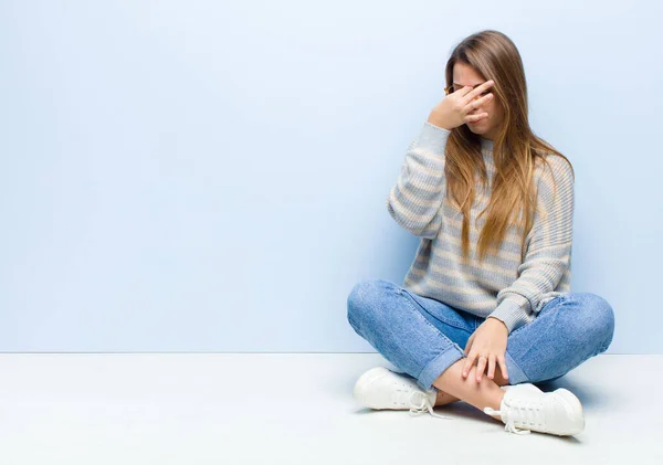 Fiatal Szőke Érzés Stresszes Boldogtalan Frusztrált Megható Homlok Szenved Migrén — Stock Fotó