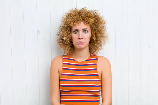 Ung Vacker Kvinna Känner Sig Ledsen Och Stressad Upprörd Grund — Stockfoto