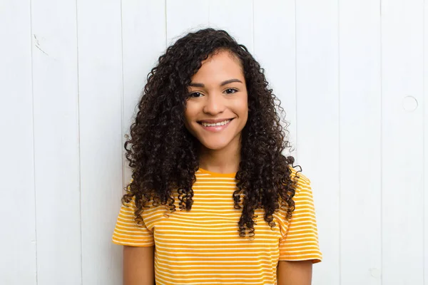 Jovem Mulher Latina Sorrindo Para Câmera Uma Expressão Feliz Confiante — Fotografia de Stock