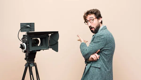 Presentatör Känner Sig Glad Och Glad Ler Och Välkomnar Dig — Stockfoto