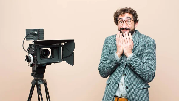 Televisie Presentator Zoek Gelukkig Vrolijk Gelukkig Verrast Bedekking Mond Met — Stockfoto