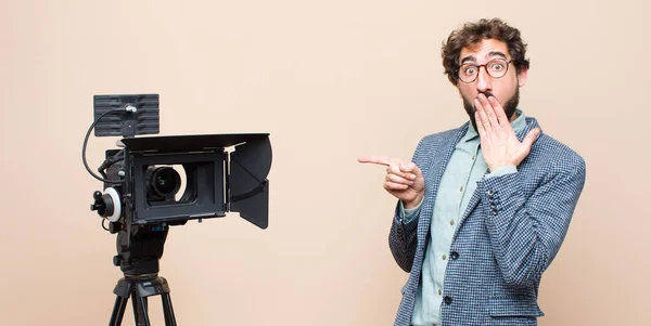 Apresentador Televisão Sentindo Feliz Chocado Surpreso Cobrindo Boca Com Mão — Fotografia de Stock