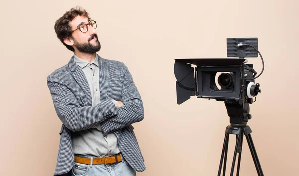 Apresentador Televisão Sentindo Feliz Orgulhoso Esperançoso Perguntando Pensando Olhando Para — Fotografia de Stock