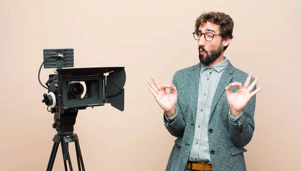 Apresentador Televisão Sentindo Feliz Relaxado Satisfeito Mostrando Aprovação Com Gesto — Fotografia de Stock