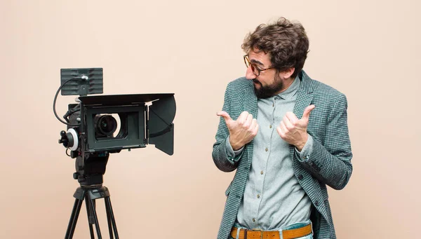 Apresentador Televisão Sorrindo Alegremente Olhando Feliz Sentindo Despreocupado Positivo Com — Fotografia de Stock