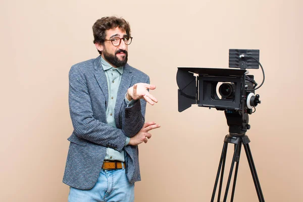 Apresentador Televisão Olhando Confuso Confuso Estressado Perguntando Entre Diferentes Opções — Fotografia de Stock