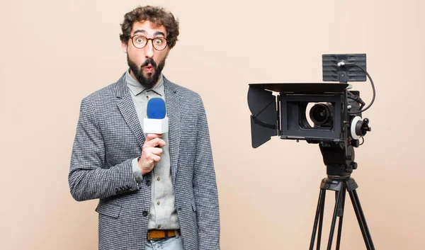 Fernsehmoderator Sieht Sehr Schockiert Oder Überrascht Aus Starrt Mit Offenem — Stockfoto