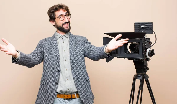 Televisie Presentator Glimlachend Vrolijk Het Geven Van Een Warm Vriendelijk — Stockfoto