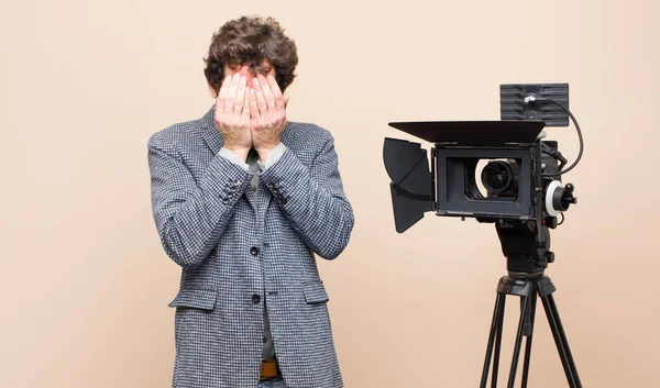 Apresentador Televisão Sentindo Triste Frustrado Nervoso Deprimido Cobrindo Rosto Com — Fotografia de Stock