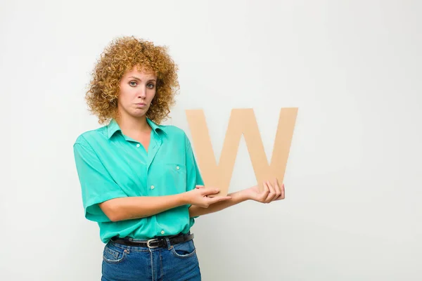 Jovem Mulher Afro Bonita Triste Deprimida Infeliz Segurando Letra Alfabeto — Fotografia de Stock