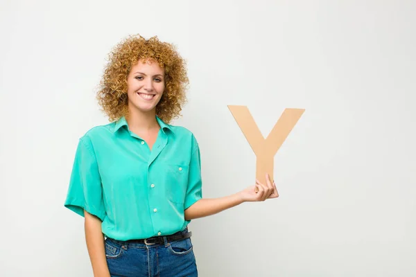 Ung Söt Afro Kvinna Upphetsad Glad Glad Håller Bokstaven Alfabetet — Stockfoto