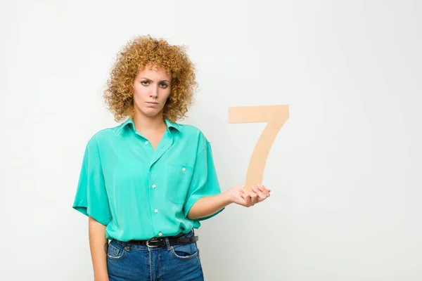 Jovem Bonita Afro Mulher Triste Deprimido Infeliz Segurando Número — Fotografia de Stock