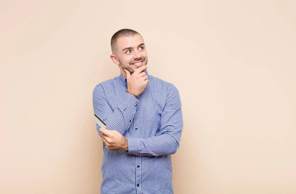 Jonge Knappe Man Lachend Vrolijk Dagdromend Twijfelend Naar Zijkant Kijkend — Stockfoto