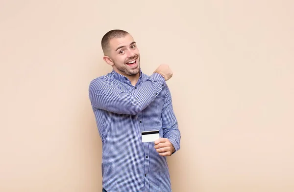 Joven Guapo Hombre Sentirse Feliz Positivo Exitoso Motivado Cuando Enfrenta — Foto de Stock