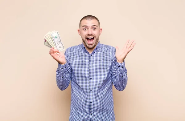 Joven Guapo Sintiéndose Feliz Emocionado Sorprendido Sorprendido Sonriendo Asombrado Por — Foto de Stock