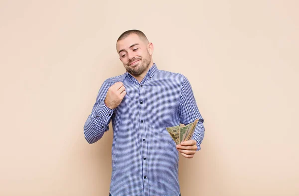 Genç Yakışıklı Adam Kibirli Başarılı Pozitif Gururlu Görünüyor Dolar Banknotlarıyla — Stok fotoğraf