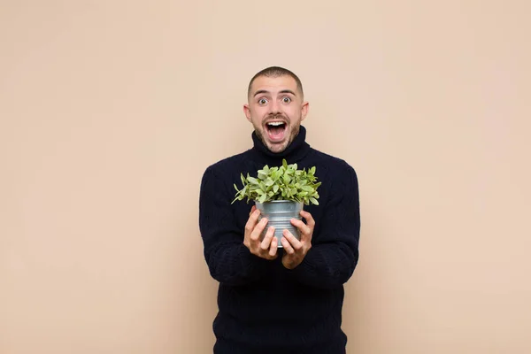 Joven Hombre Guapo Buscando Desesperado Frustrado Estresado Infeliz Molesto Gritando — Foto de Stock