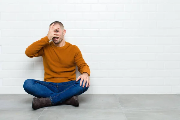 Junger Gutaussehender Mann Der Schockiert Verängstigt Oder Verängstigt Aussieht Das — Stockfoto