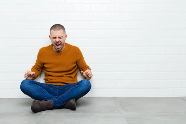 Joven Hombre Guapo Gritando Agresivamente Mirando Muy Enojado Frustrado Indignado — Foto de Stock