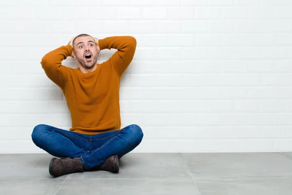 Joven Hombre Guapo Con Boca Abierta Mirando Horrorizado Sorprendido Causa —  Fotos de Stock