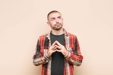 Genç yakışıklı adam entrikalar ve komplolar kuruyor, sinsi hileler ve hileler düşünüyor, kurnaz ve düz duvara karşı ihanet ediyor.