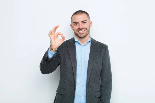 Joven Empresario Sintiéndose Feliz Relajado Satisfecho Mostrando Aprobación Con Buen — Foto de Stock