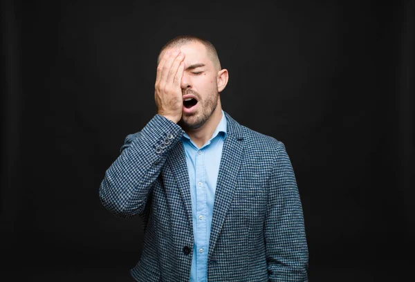 Der Junge Geschäftsmann Sieht Schläfrig Gelangweilt Und Gähnend Aus Mit — Stockfoto