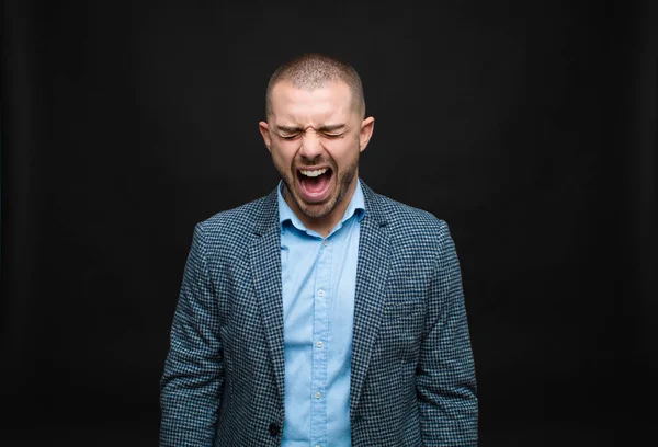 Νεαρός Επιχειρηματίας Φωνάζει Επιθετικά Αναζητούν Πολύ Θυμωμένος Απογοητευμένος Εξοργισμένος Ενοχλημένος — Φωτογραφία Αρχείου