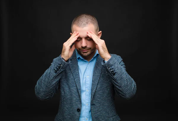 若いビジネスマンはストレスと不満を感じ頭痛の種でプレッシャーをかけ平らな壁に対する問題に悩まされています — ストック写真
