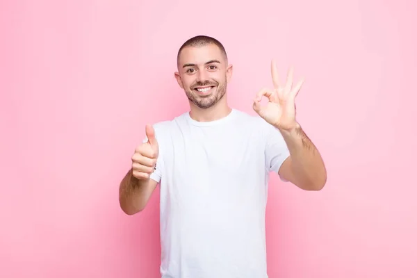 Joven Hombre Guapo Sentirse Feliz Sorprendido Satisfecho Sorprendido Mostrando Bien — Foto de Stock