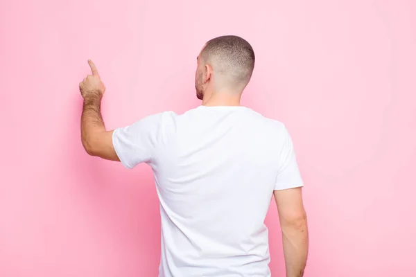 Jovem Bonito Homem Apontando Para Objeto Espaço Cópia Visão Traseira — Fotografia de Stock