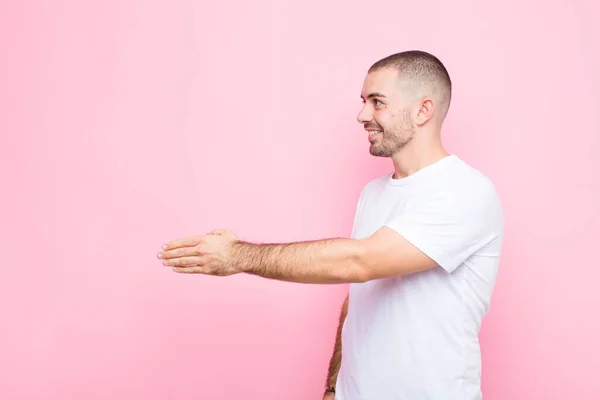 Joven Hombre Guapo Sonriendo Saludando Ofreciendo Apretón Manos Para Cerrar — Foto de Stock