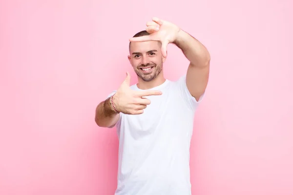 Joven Hombre Guapo Sentirse Feliz Amable Positivo Sonriendo Haciendo Retrato — Foto de Stock