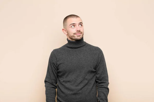 Junger Gutaussehender Mann Mit Besorgtem Verwirrtem Ahnungslosem Gesichtsausdruck Der Aufschaut — Stockfoto