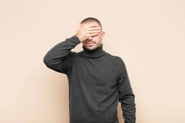 Junger Gutaussehender Mann Der Mit Einer Hand Die Augen Bedeckt — Stockfoto