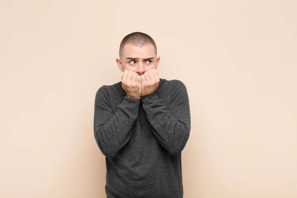 Genç Yakışıklı Adam Endişeli Gergin Stresli Korkmuş Görünüyor Tırnaklarını Yiyor — Stok fotoğraf