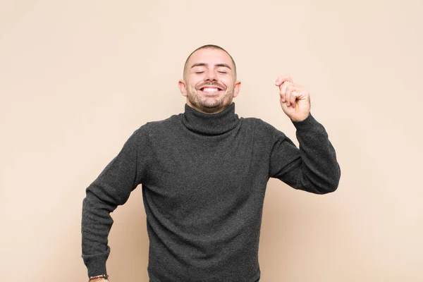 Jeune Bel Homme Souriant Sentant Insouciant Détendu Heureux Dansant Écoutant — Photo