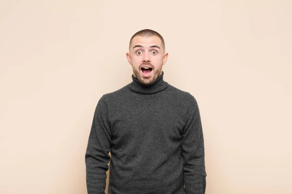 Jeune Homme Beau Regard Très Choqué Surpris Regardant Avec Bouche — Photo